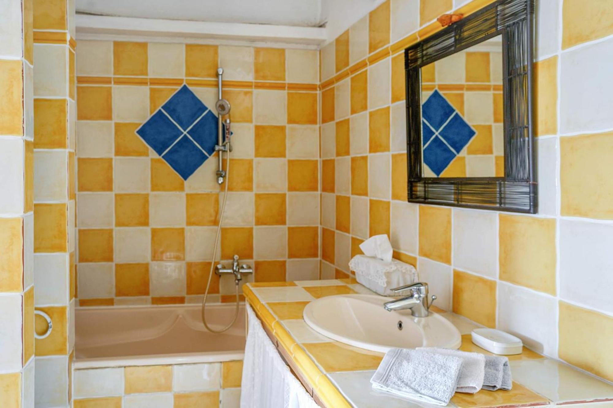 Clos Des Herissons - Chambres D'Hote - Piscine & Jardin Lauris Dış mekan fotoğraf